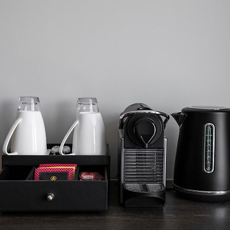 Aparthotel Oakwood Premier Ville de Melbourne Extérieur photo A Nespresso coffee machine in a hotel room