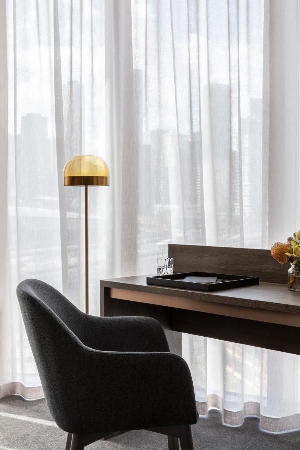 Aparthotel Oakwood Premier Ville de Melbourne Extérieur photo A floor lamp