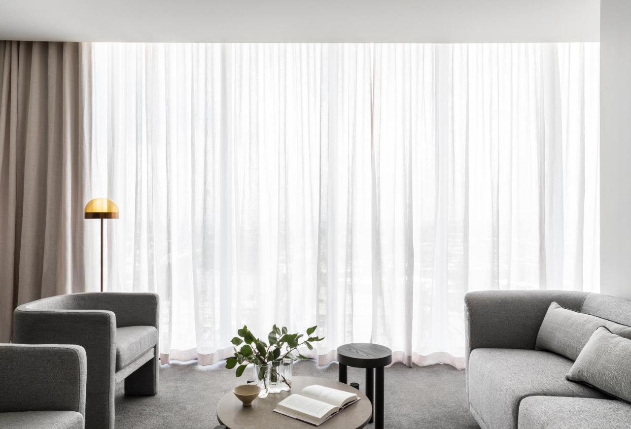 Aparthotel Oakwood Premier Ville de Melbourne Extérieur photo A living room with sheer curtains
