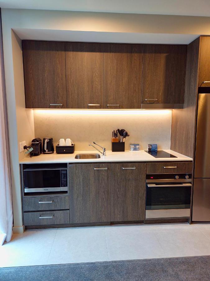 Aparthotel Oakwood Premier Ville de Melbourne Extérieur photo Kitchenette in a hotel room