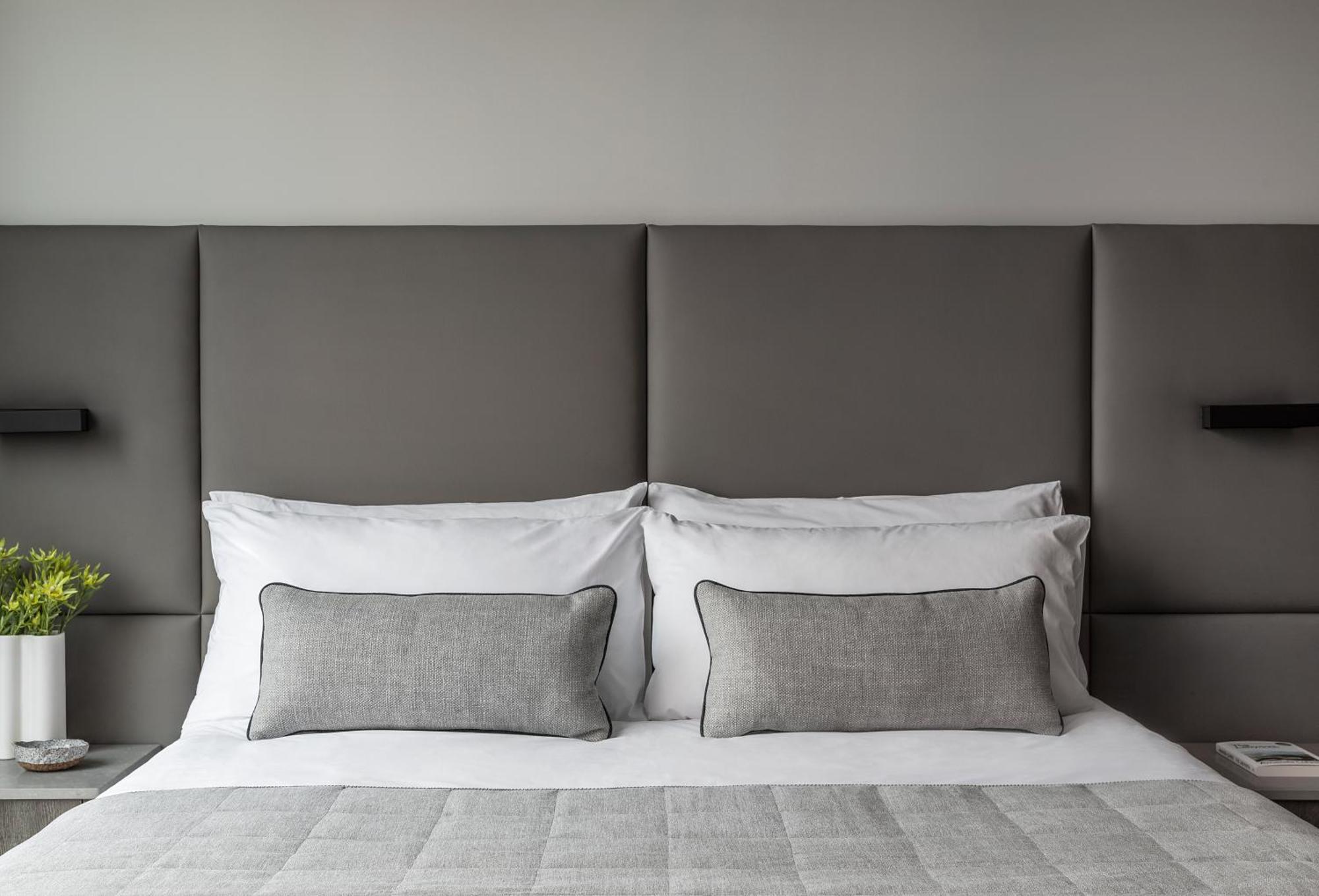 Aparthotel Oakwood Premier Ville de Melbourne Extérieur photo A bed with a headboard